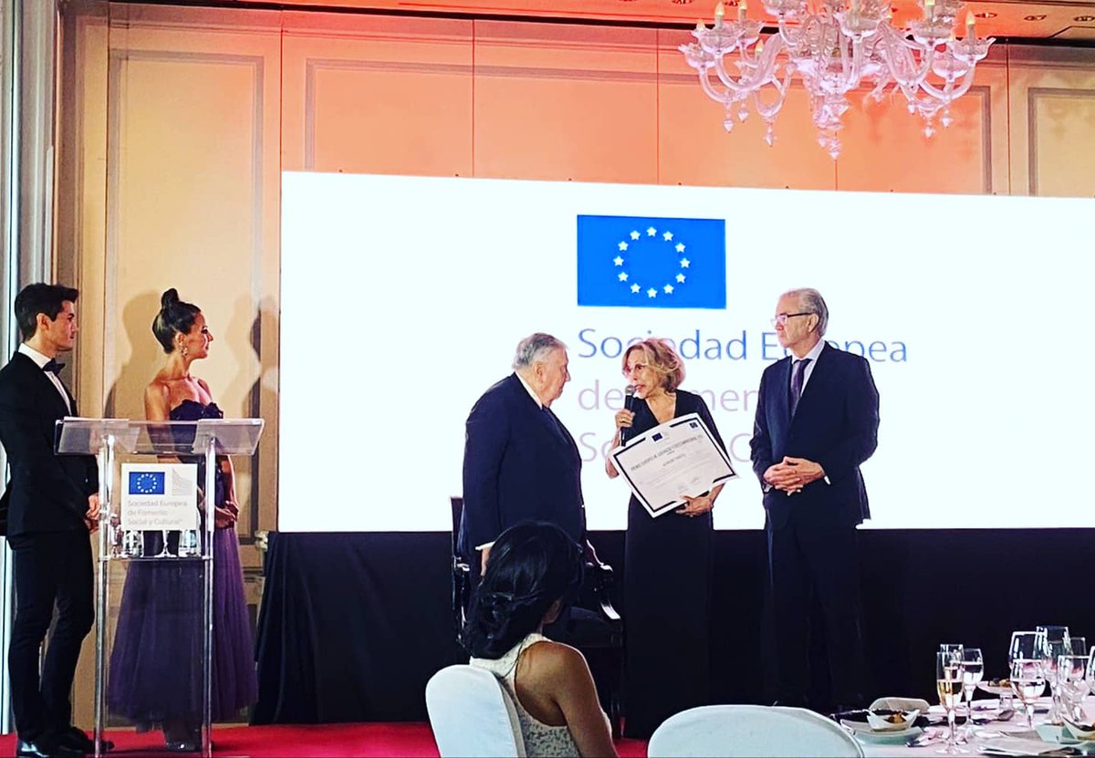 Nuestra directora médica <a href="/DraDSaavedra/">Dra Dolores Saavedra</a> ha recibido el Premio Europeo al Liderazgo y al Éxito Empresarial 2021.
¡Enhorabuena! 🇪🇺🏆
Continúa con esta gran labor de ayudar a tantos pacientes. ¡Necesitamos más médicos como tú! 🥇👩🏼‍⚕️
.
facebook.com/DoloresSaavedr…
.
#premio #doloressaavedra