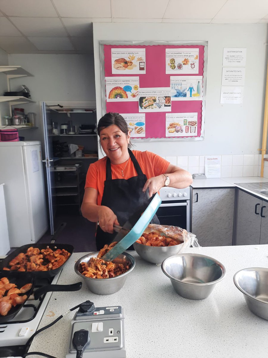 StRomerosCS's tweet photo. We are so blessed to be in a school where two of our staff are cooking lunch on a Sunday ready for our INSET Day tomorrow. A huge thank you to Mrs Bowden and Mrs House for their incredible kindness #feelingblessed #TeamRomero https://t.co/5jlEnMYk7y