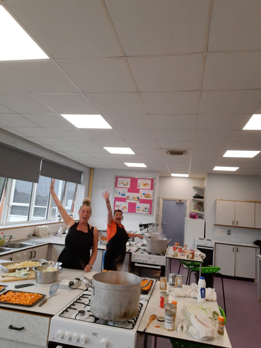 StRomerosCS's tweet photo. We are so blessed to be in a school where two of our staff are cooking lunch on a Sunday ready for our INSET Day tomorrow. A huge thank you to Mrs Bowden and Mrs House for their incredible kindness #feelingblessed #TeamRomero https://t.co/5jlEnMYk7y