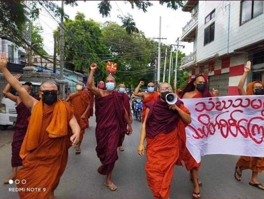 Neon1713's tweet photo. Despite SAC's mass abductions and lethal crackdown in town, Mandalay Sangha Union strike parade to the streets in bravery against the cruel dictator. #WhatsHappeningInMyanmar  #June27Coup  #RecognizeNUG https://t.co/a58qxgTevC