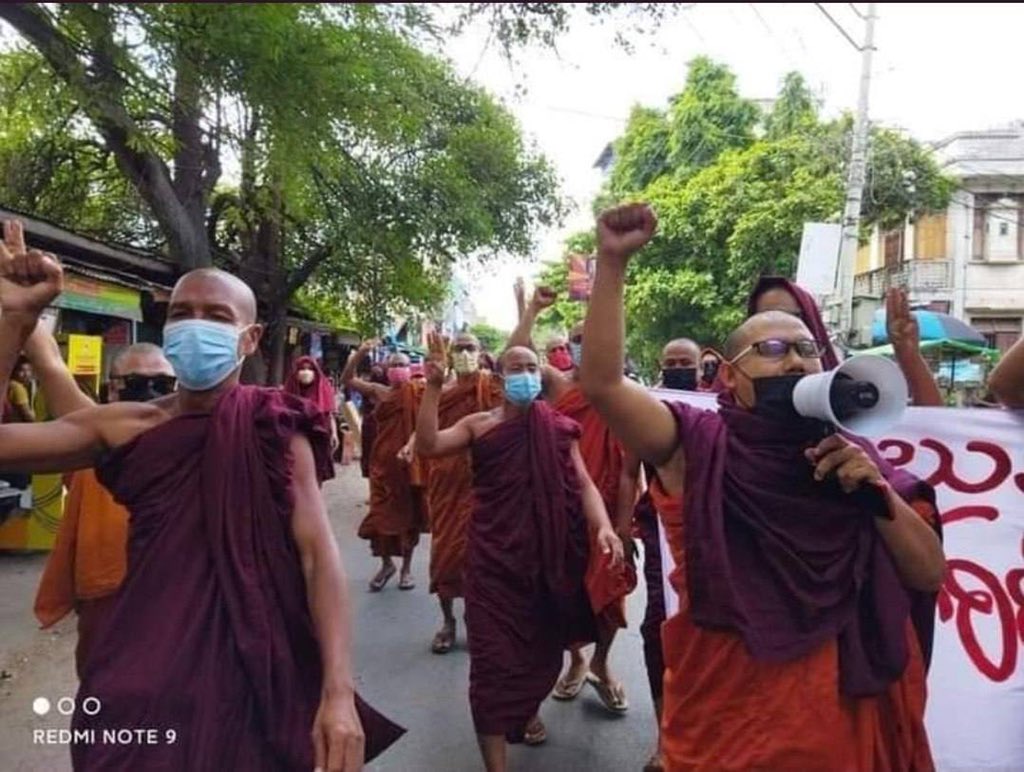 Neon1713's tweet photo. Despite SAC's mass abductions and lethal crackdown in town, Mandalay Sangha Union strike parade to the streets in bravery against the cruel dictator. #WhatsHappeningInMyanmar  #June27Coup  #RecognizeNUG https://t.co/a58qxgTevC