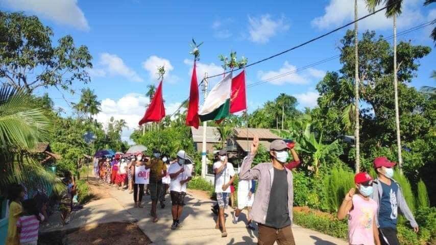 Neon1713's tweet photo. Rally of LaungLon residents marched to the streets demanding immediate end of the dictatorship. #WhatsHappeningInMyanmar  #RecognizeNUG  #June27Coup https://t.co/Lv4A3Adt7M