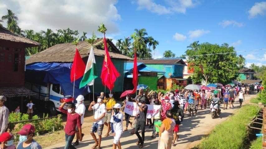 Neon1713's tweet photo. Rally of LaungLon residents marched to the streets demanding immediate end of the dictatorship. #WhatsHappeningInMyanmar  #RecognizeNUG  #June27Coup https://t.co/Lv4A3Adt7M