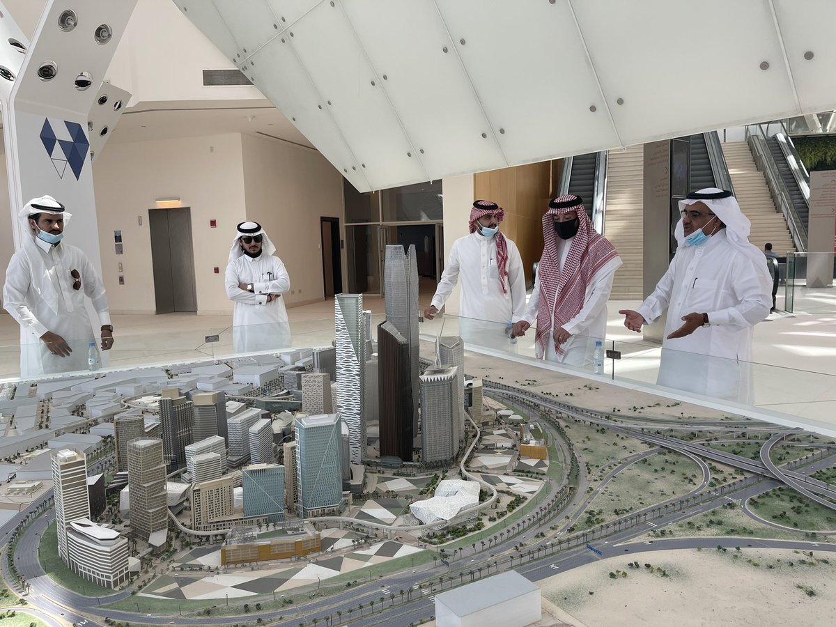 جانب من زيارة <a href="/SceCivil/">شعبة الهندسة المدنية</a> بالهيئة السعودية للمهندسين لمركز الملك عبدالله المالي يوم ٢٤ يونيو ٢٠٢١ بحضور عدد من أعضاء مجلس الشعبة، وعدد من المهندسين المدنيين .حيث قاموا بالاطلاع على اعمال الهندسة المدنية في المشروع من هياكل إنشائية وشبكة النقل في المركز المالي