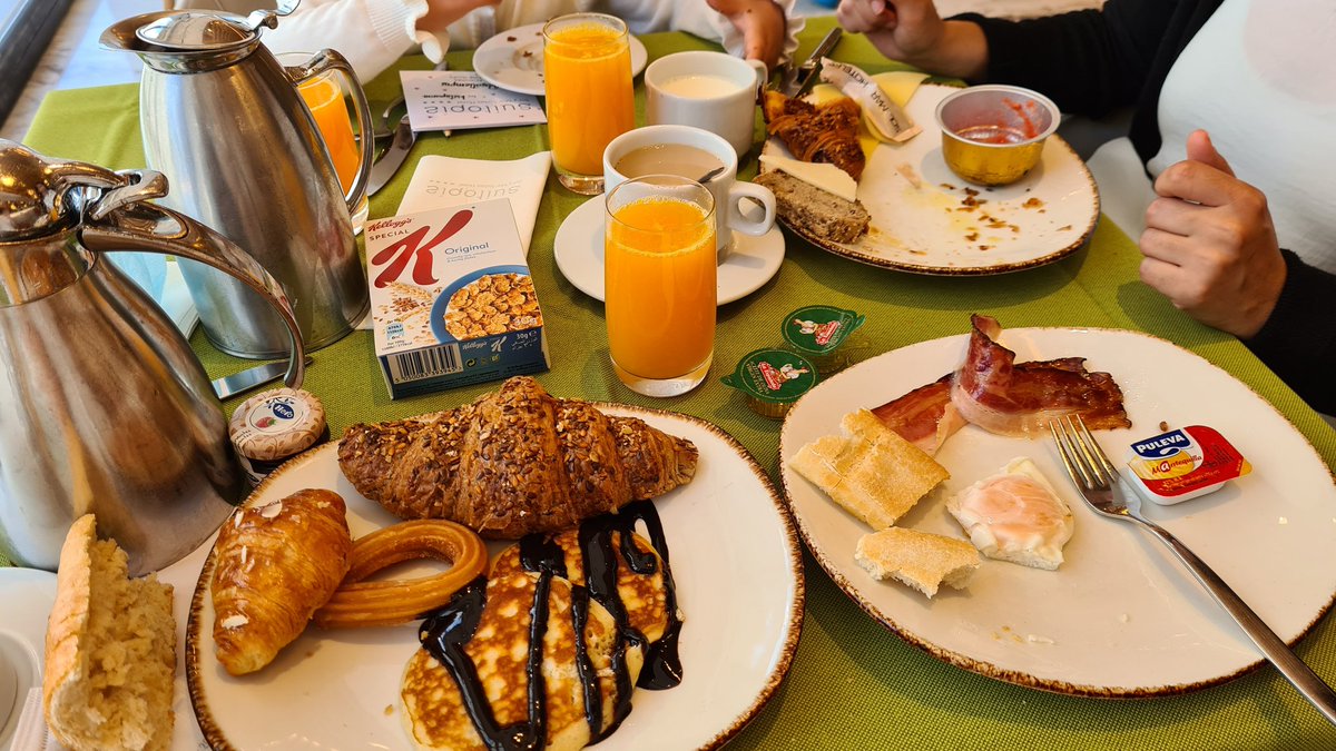 VadilloMario's tweet image. En casa: Nah, desayuno un vaso de leche con dos galletas

En el Hotel: