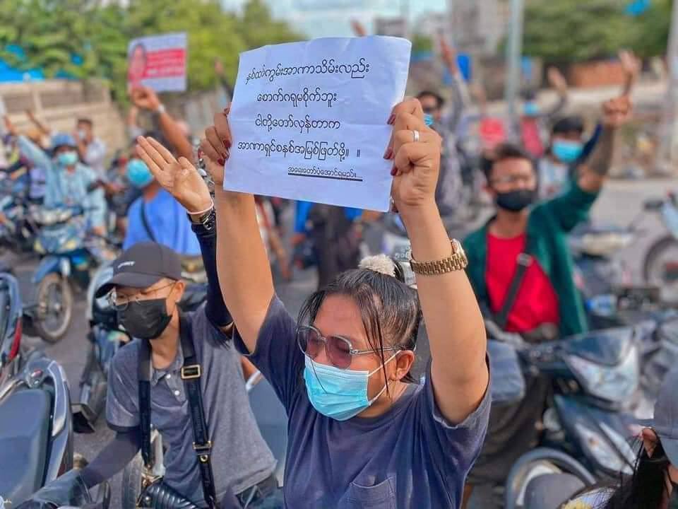 Neon1713's tweet photo. Mandalay’s strike of university students to abolish the terrorist military council.  #WhatsHappeningInMyanmar  #RecognizeNUG  #June27Coup https://t.co/s0kKnBFf5h
