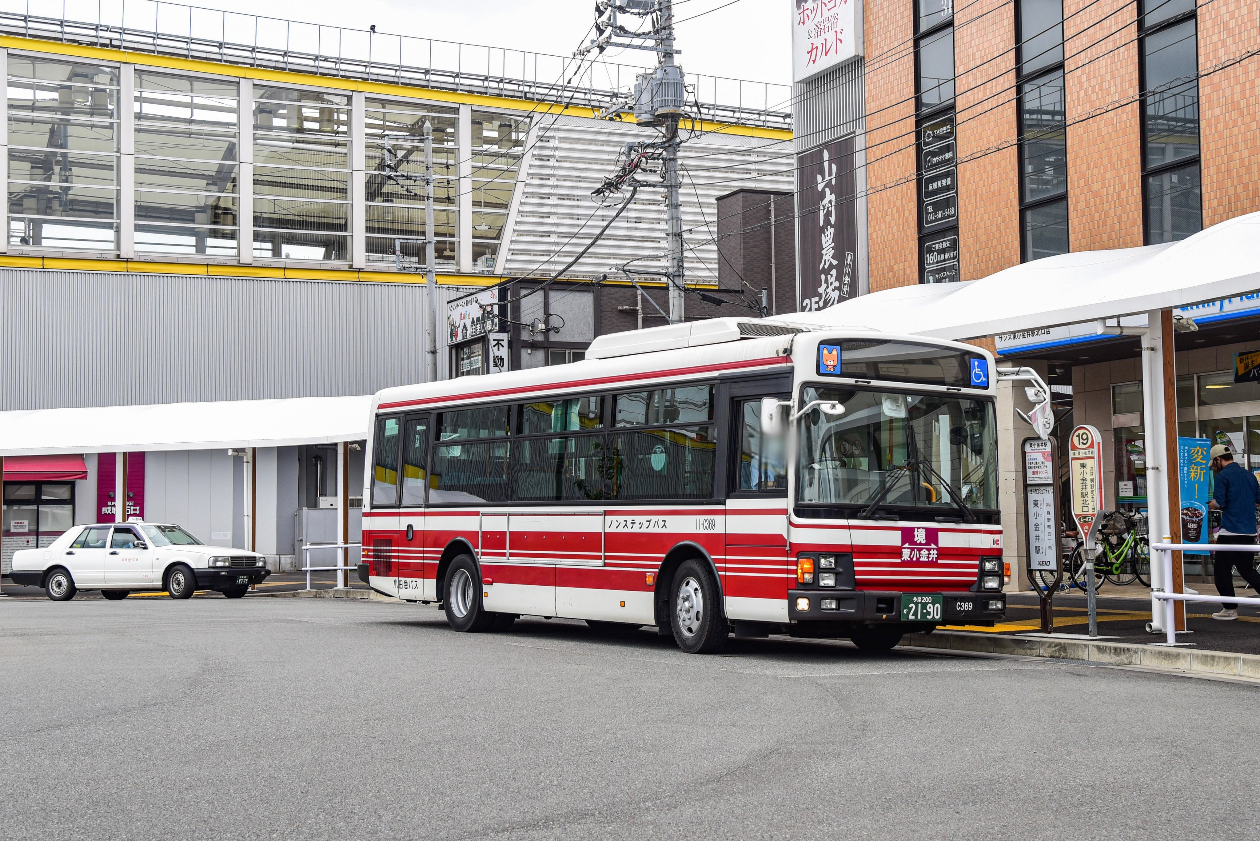 しみず 21 6 27 小田急バス 11 C369 Pdg Lr234j2 ここ何日か続いているらしいムーバス境 東小金井線の中型車代走 見慣れた赤白のバスが東小金井駅のロータリーに乗り入れるのは非常に新鮮でした T Co Pgsiy0gwzq Twitter