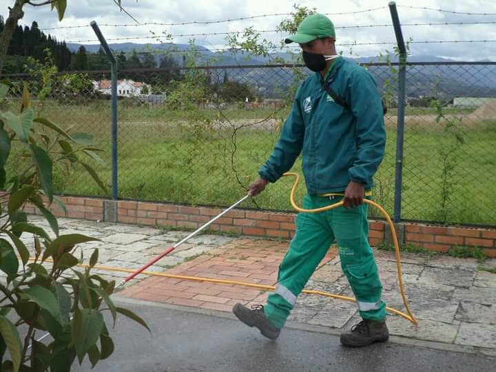 Retomamos la aplicación de herbicidas en áreas críticas de Paipa, donde hemos encontrado exceso de pasto o maleza, que ha aumentado en los últimos tiempos debido al incremento de las lluvias. Así mismo, complementaremos esto con guadañado de zonas verdes y parques del municipio.