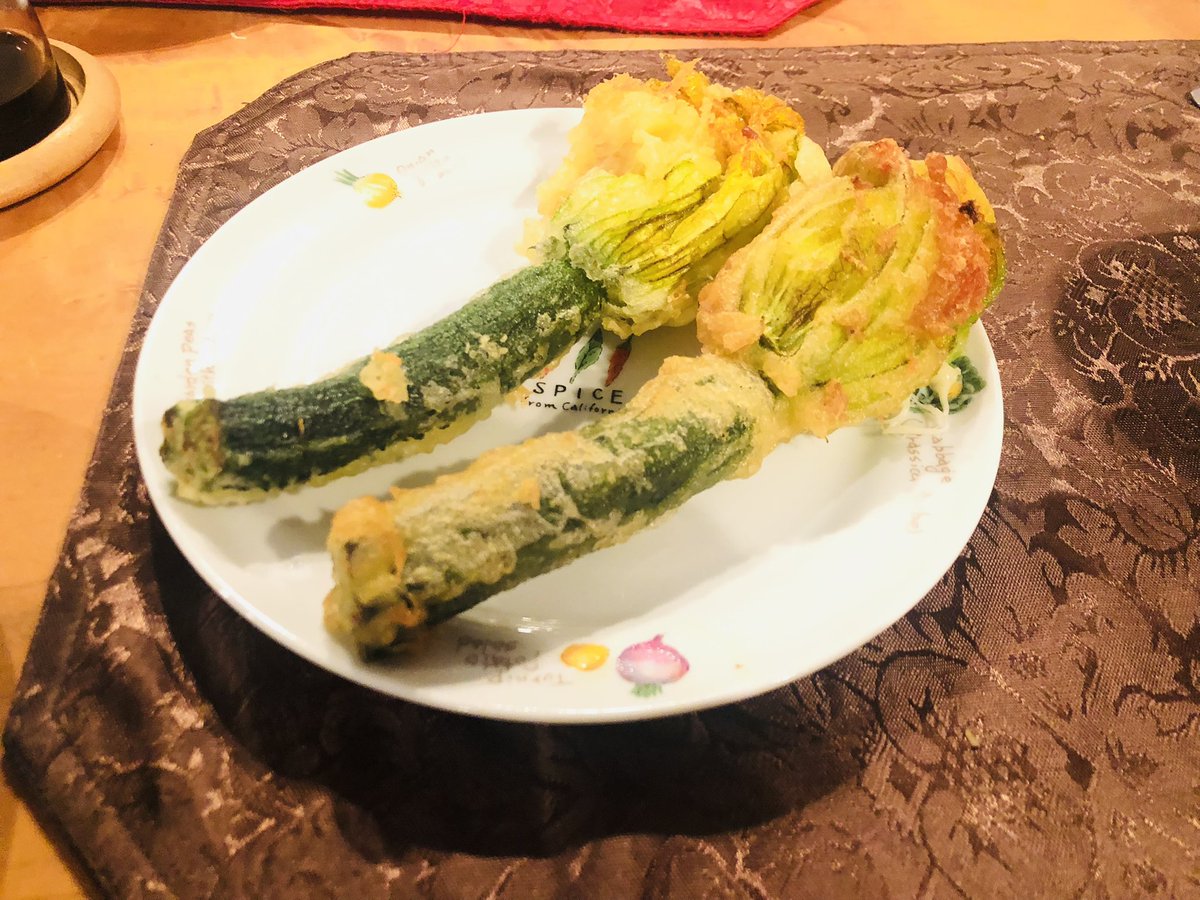 Sakari Farm ズッキーニのフリット の出来上がり 花の中にチーズ 美味しかったです 花がついてる ズッキーニは生産者の特権ですかね サカリファーム Sakarifarm 山梨県北杜市 有機栽培 Farming ズッキーニ栽培 ズッキーニの花