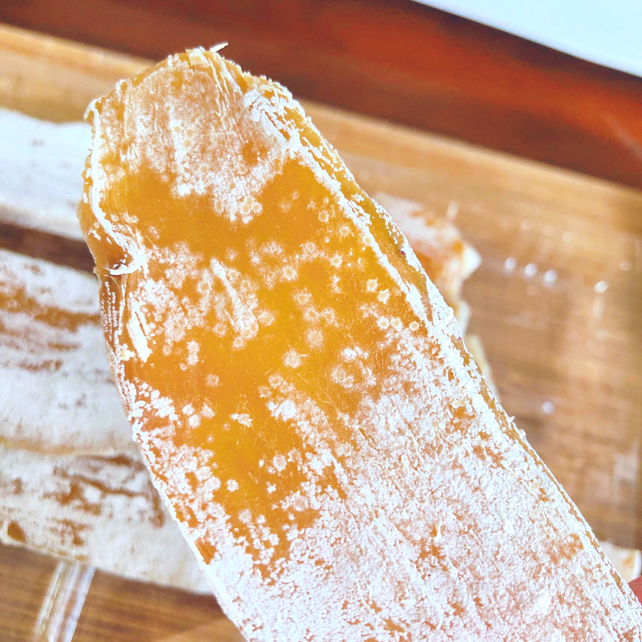 いも工房 干し芋の表面についている白い粉は 干し芋から染み出した糖分が表面で 結晶化した 麦芽糖 無添加の干し芋は糖分が斑点 状になってポツポツ現れる場合がありますが 糖度の高いほし芋の証拠です こだわりほし芋 ほし娘 T Co Nfe6ffn3p7