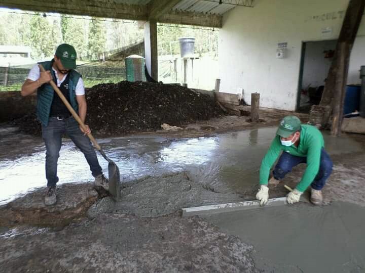 Con un grupo d operarios d Red Vital Paipa, coordinados por el ingeniero Carlos Espejo, realizamos adecuaciones d Infraestructura a Planta d Aprovechamiento d Residuos Sólidos ubicada en la institución Educativa ITA, tales como arreglo d pisos, techos y ventanales, entre otros.