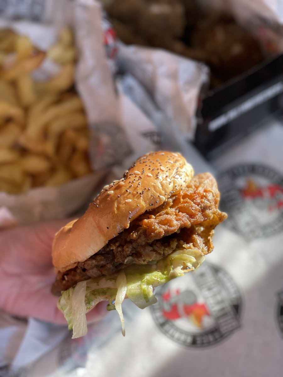 #SoulfoodSunday ❤️ End your week on a high with FREE-RANGE, FRESH AND FIRE 🔥 burger and fries.

As always, only on <a href="/Deliveroo/">Deliveroo</a> to Canary Wharf✌️