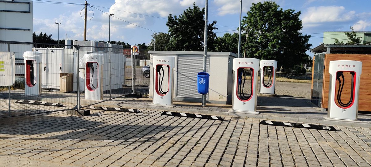 Leftaf's tweet image. #Tesla #Superchargers #Herzsprung Update auf 17 läuft nur noch wenige Arbeiten. 7 x 250kw 10 x 150kw
