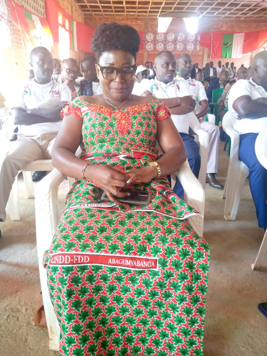 #CongresProvincial 
Umunyamabanga Ntunganyabisata ajejwe Intwaro, Amategeko na Politike mu mugambwe <a href="/CnddFdd/">CNDD-FDD</a> , Nyakubahwa NININAHAZWE Godeliève yifadikanije n'Abagumyabanga bo muri <a href="/MuramvyaProv/">Province Muramvya</a> mw'ikoraniro kaminuza ryo kuri uyu wa 26.06.2021
<a href="/IntumwaNews/">Intumwa Burundi</a>