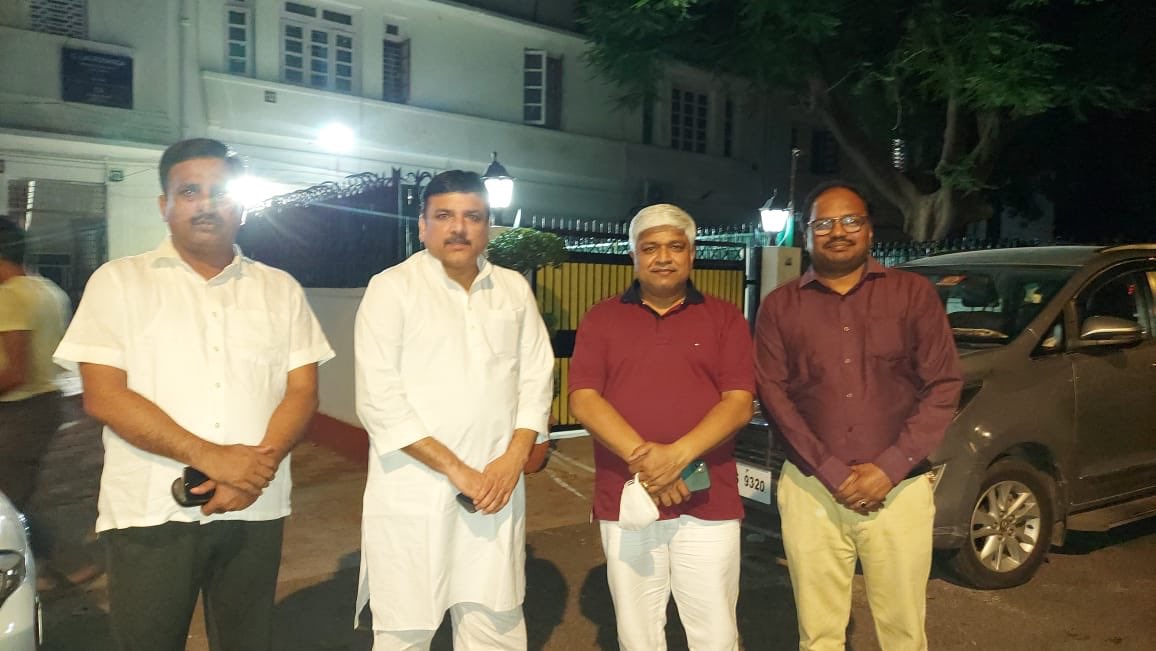 यू पी में एक माह में एक करोड़ सदस्य का लक्ष्य पूरा करेंगे। “यू पी में भी केजरीवाल”
दिल्ली सरकार के मंत्री भाई <a href="/AdvRajendraPal/">(समण) Rajendra Pal Gautam</a> जी से सदस्यता अभियान पर विस्तार से चर्चा हुई प्रदेश अध्यक्ष <a href="/SabhajeetAAP/">Adv.Sabhajeet Singh</a> जी और बरेली अध्यक्ष जनक प्रसाद जी मौजूद रहे।