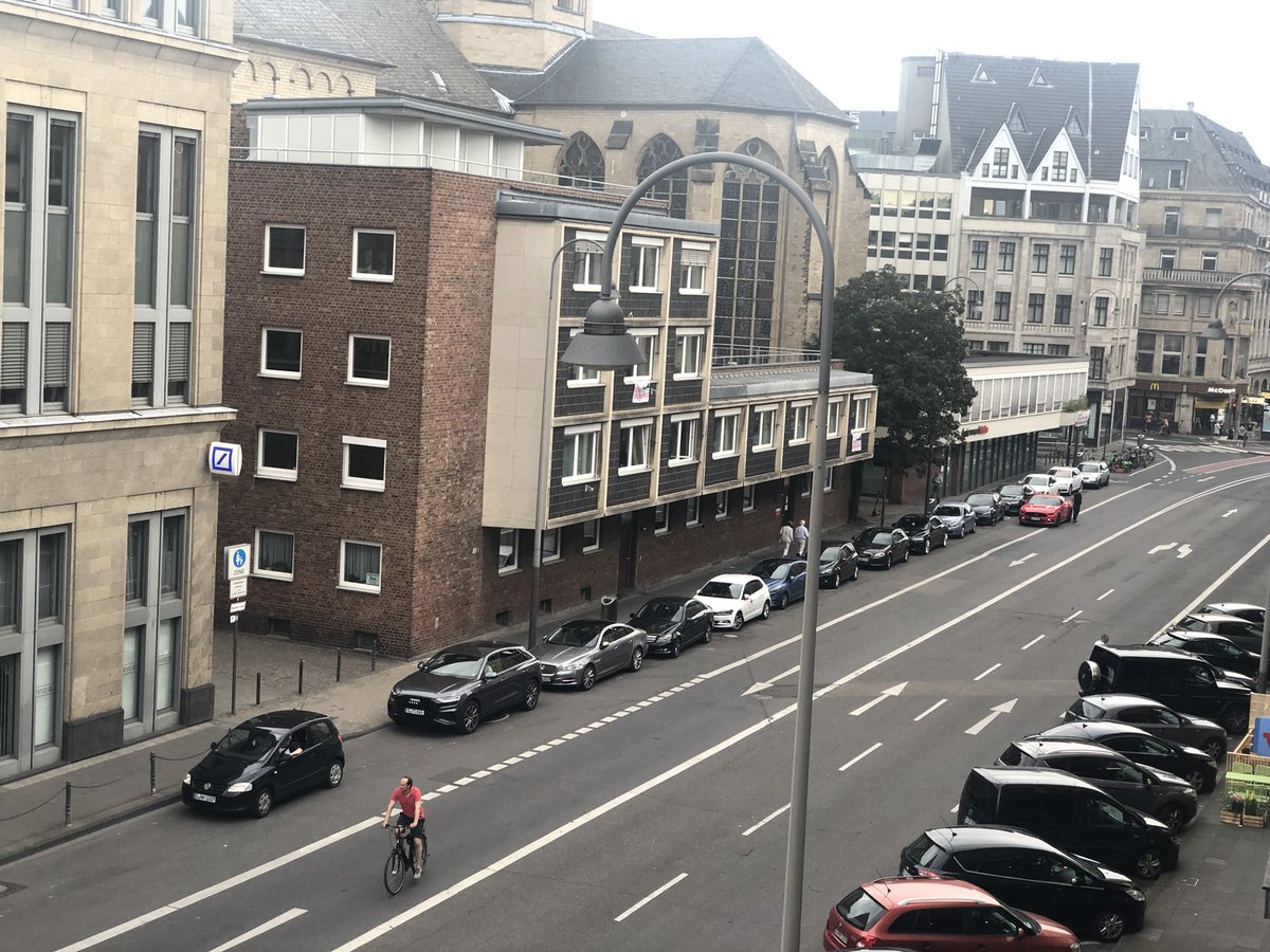 JustinCologne's tweet photo. @RingFreiJetzt kleiner Eindruck von der Komödienstraße.

Funfact 1: ja der rote Mustang steht auf dem Radweg in zweiter Reihe

Funfact 2: grund für das dortige Parken ist der auf der gegenüberliegenden Straßenseite befindliche Bubble Tea Lasen

Funfact 3: O-Amt nicht erreichbar https://t.co/ZANjIZXSYD