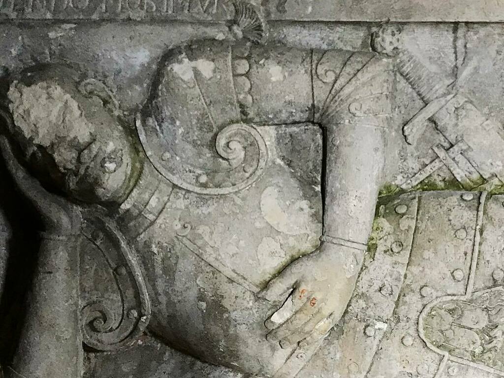 museionPL's tweet photo. Vivendo morimur, moriendo vivimus.

Żyjąc umieramy, umierając żyjemy.

Płyta nagrobna bliżej nieznanego rycerza herbu #rawicz w kościele w Raclawicach. XVII w.

#inscripciones #okolicekrakowa #szabla #saber #polishsaber #szablabatorówka https://t.co/TnSYwloMP3 https://t.co/cJ6jKsGVs4