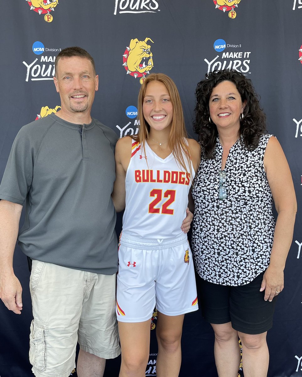 Mia Riley tweet media