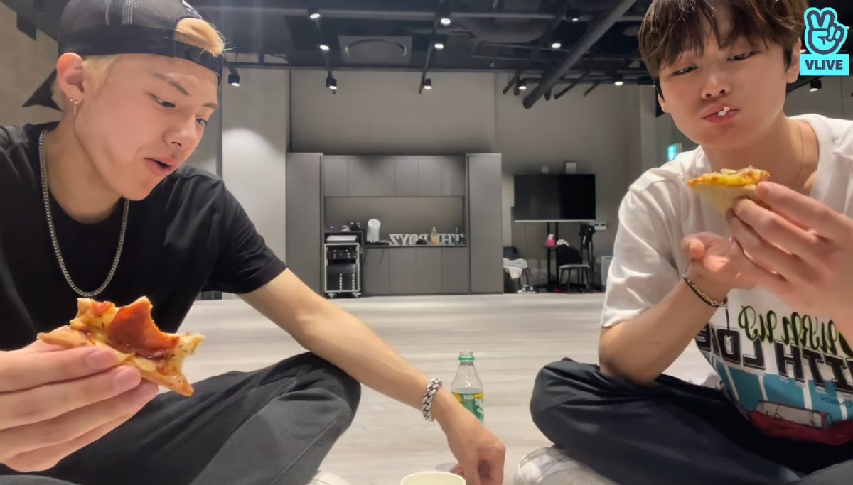 itibitido's tweet photo. 210627 — Juyeon and Eric live in HD! 🤍🖤

a thread!

free to save, just rt/like it! 🧡 https://t.co/9LymKbhTGy