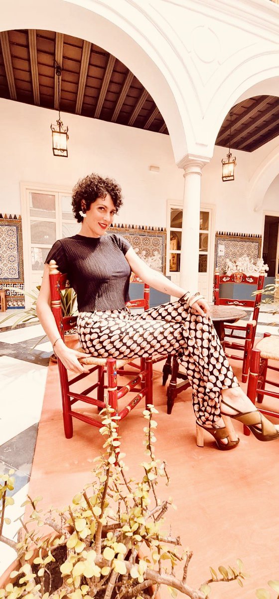 Elegantísima nuestra @_RocioMadrid 💃 gracias al estilismo de <a href="/ivan_campana/">Ivancampaña</a> 

👚Top <a href="/zaraes/">Zara España</a> 
👖Pantalón <a href="/Mango/">MANGO</a>
👠Zapatos <a href="/menbur/">MENBUR</a> 
💍 Pulsera <a href="/ivan_campana/">Ivancampaña</a> 
💄 <a href="/SoniaGilMakeUp/">Sonia Gil MakeUp</a>

#EELQH #SúmateaCanalSur #muchoquever #tenemosdetó #archivo #recuerdos #diversión #música #humor