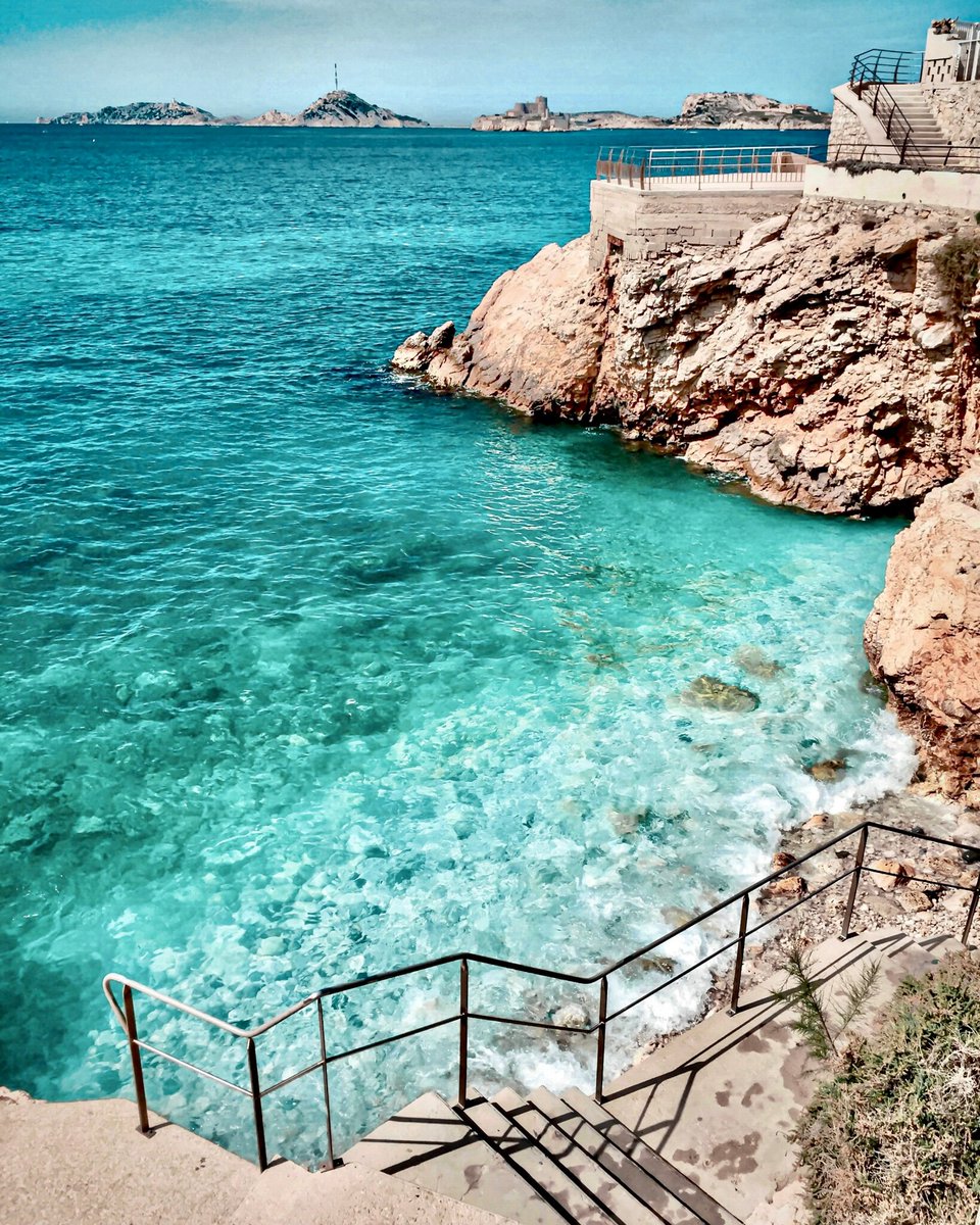 Dans le quartier de Malmousque, la petite Calanque du Cuivre est un spot très prisé pour aller piquer une tête dans l’eau après le boulot 💙 

Crédit photo : <a href="/lau_dmn/">lau</a>
