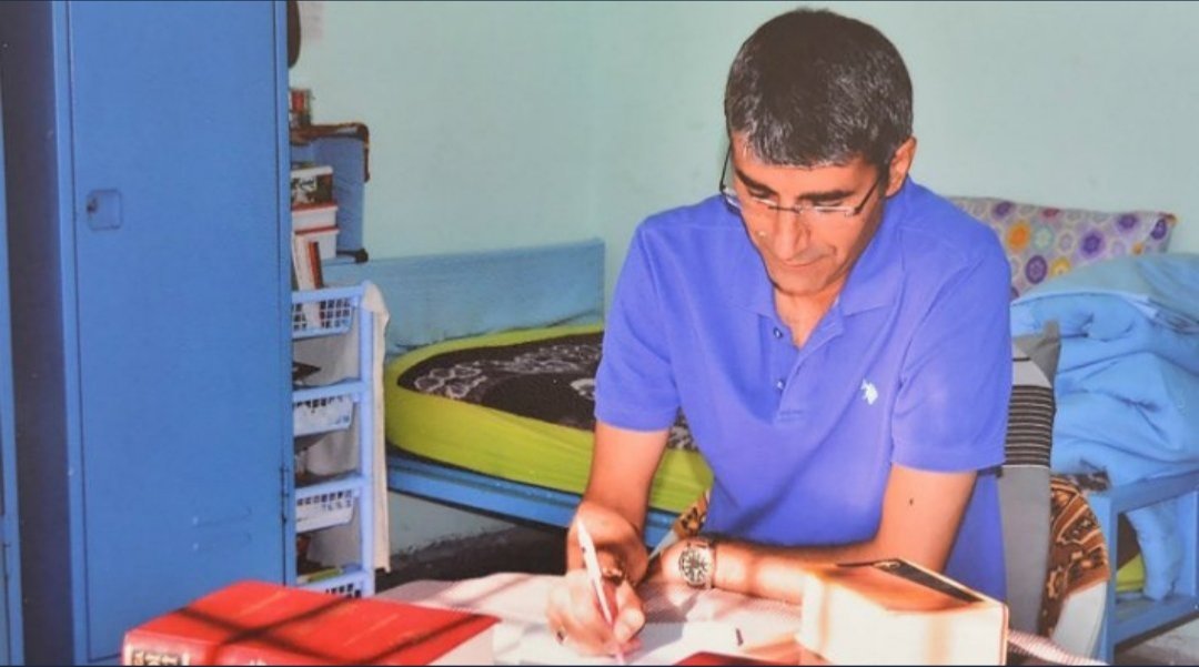 aratbaris_'s tweet photo. Ben İlhan Çomak, 1994 yılında tutuklandım. 27 yıldır somut tek delile dayanmadan cezaevindeyim. Başta gençliğim olmak üzere sevdiklerimle birlikte karanlığa gömüldüm. "Herkes bana yaşatılan adaletsizliği hiç olmazsa bir yakınına anlatmalı. Ortada tutarlı bir kötülük var." https://t.co/AjsLs33jID