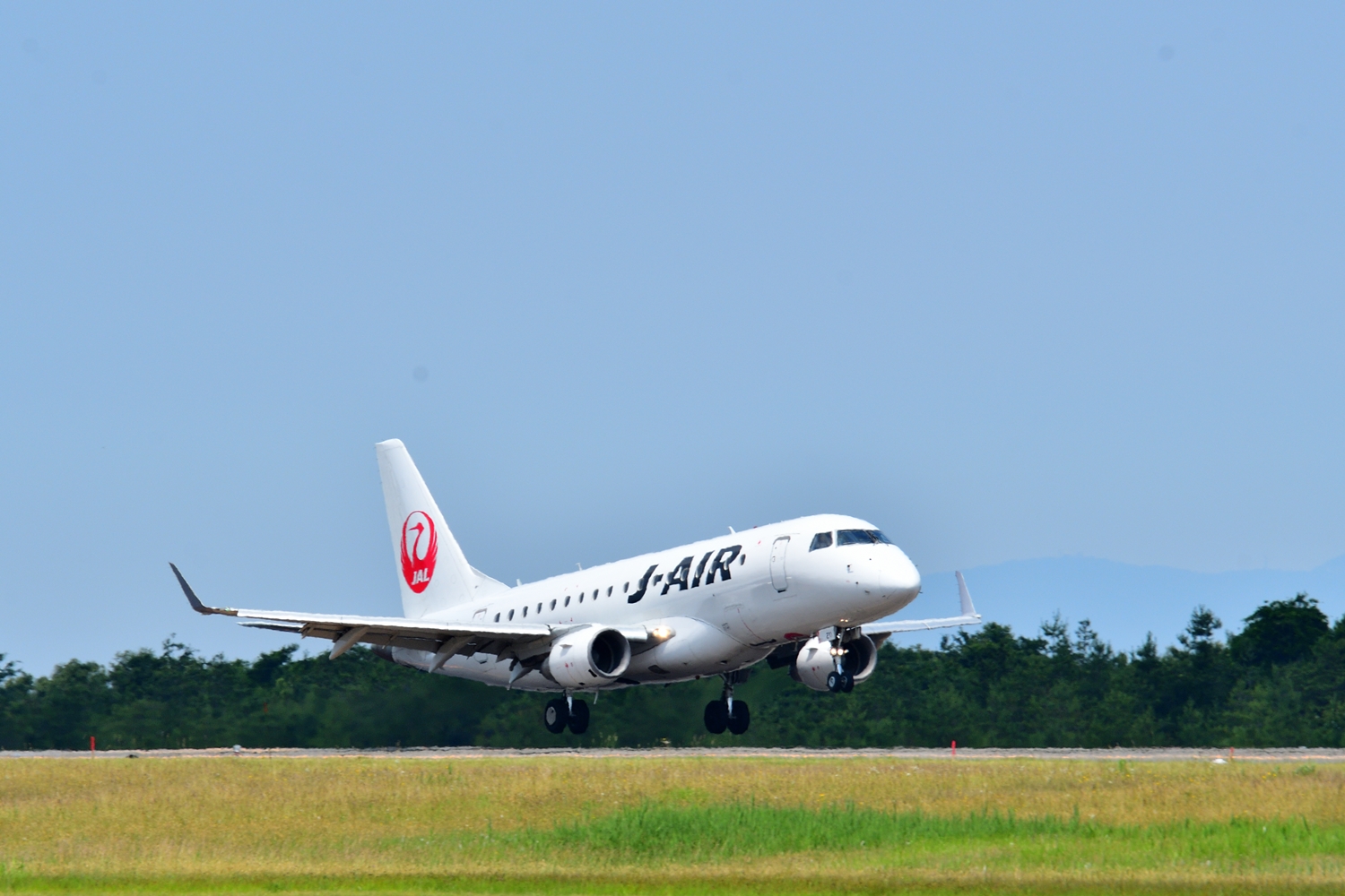 Suprane スープレン 新千歳空港からのe190 折り返しの便も新千歳へ E190も一度乗ってみたいな Jalと言えば鶴丸だね 日本航空 Jair 秋田空港 Axt Rjsk T Co H0fsqixroi Twitter