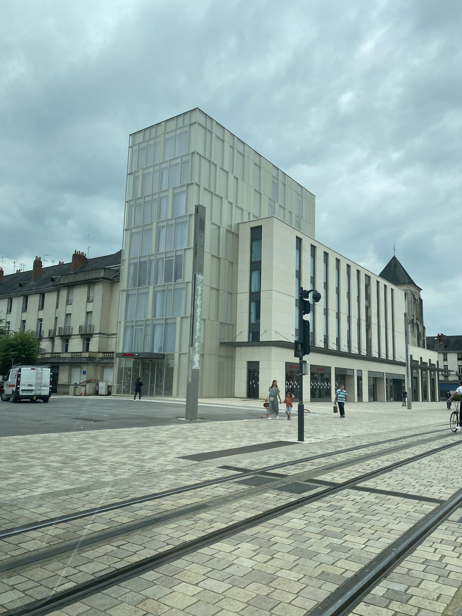 SebLouchard's tweet photo. Vue sur les nouveau hôtels de la Porte de Loire @villedetours @Tours_Loire_V https://t.co/xQkn4eb3EY
