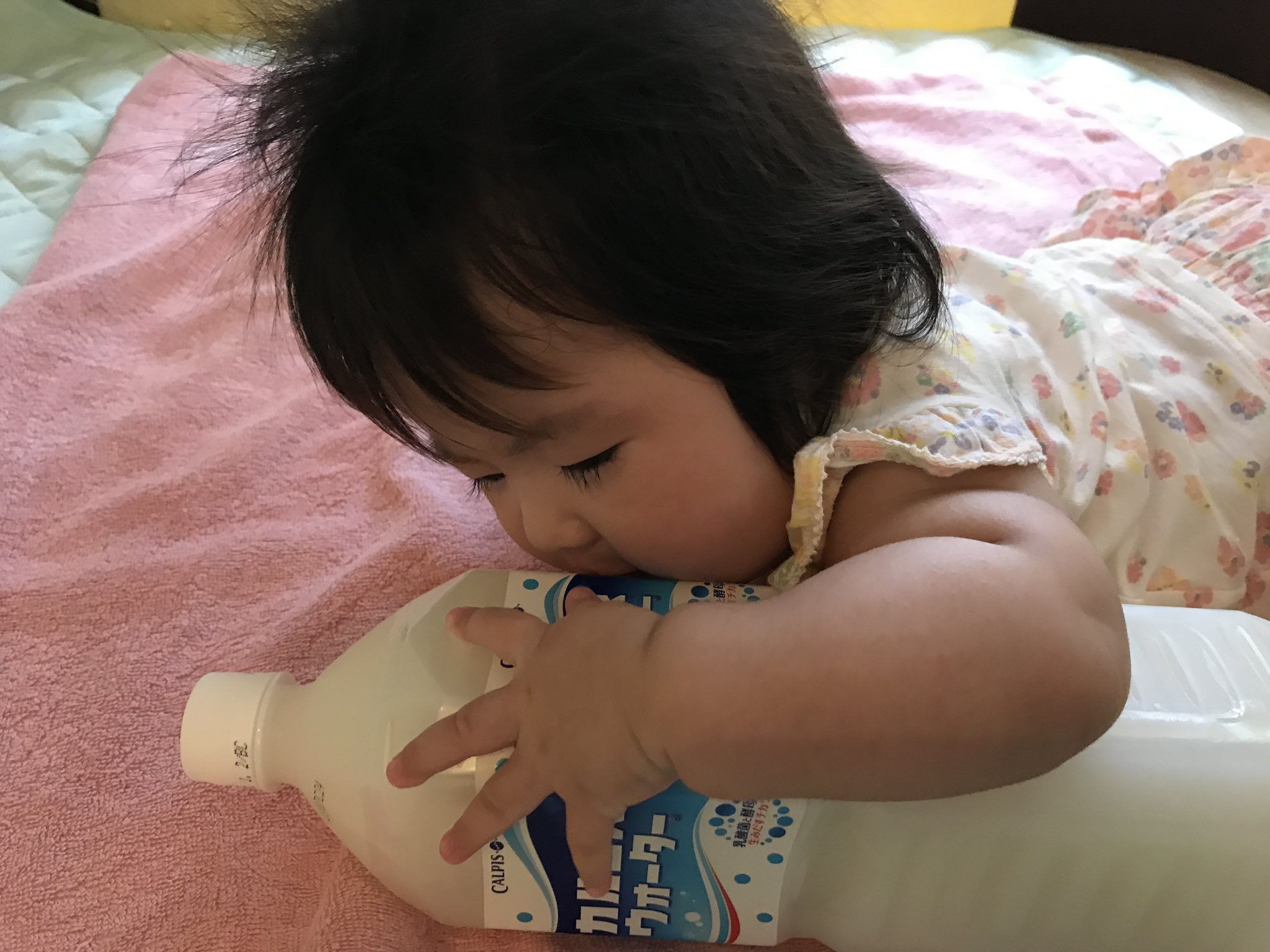 Kae 私にとってカルピスは 汎用性の高い育児グッズ 飲む前は娘の寝返り防止グッズに 空になったらボウリングのピン お風呂ではカルピス屋さんごっこ みずたまラボ カルピス102周年cp 私にとってのカルピス T Co Wg11bula Twitter