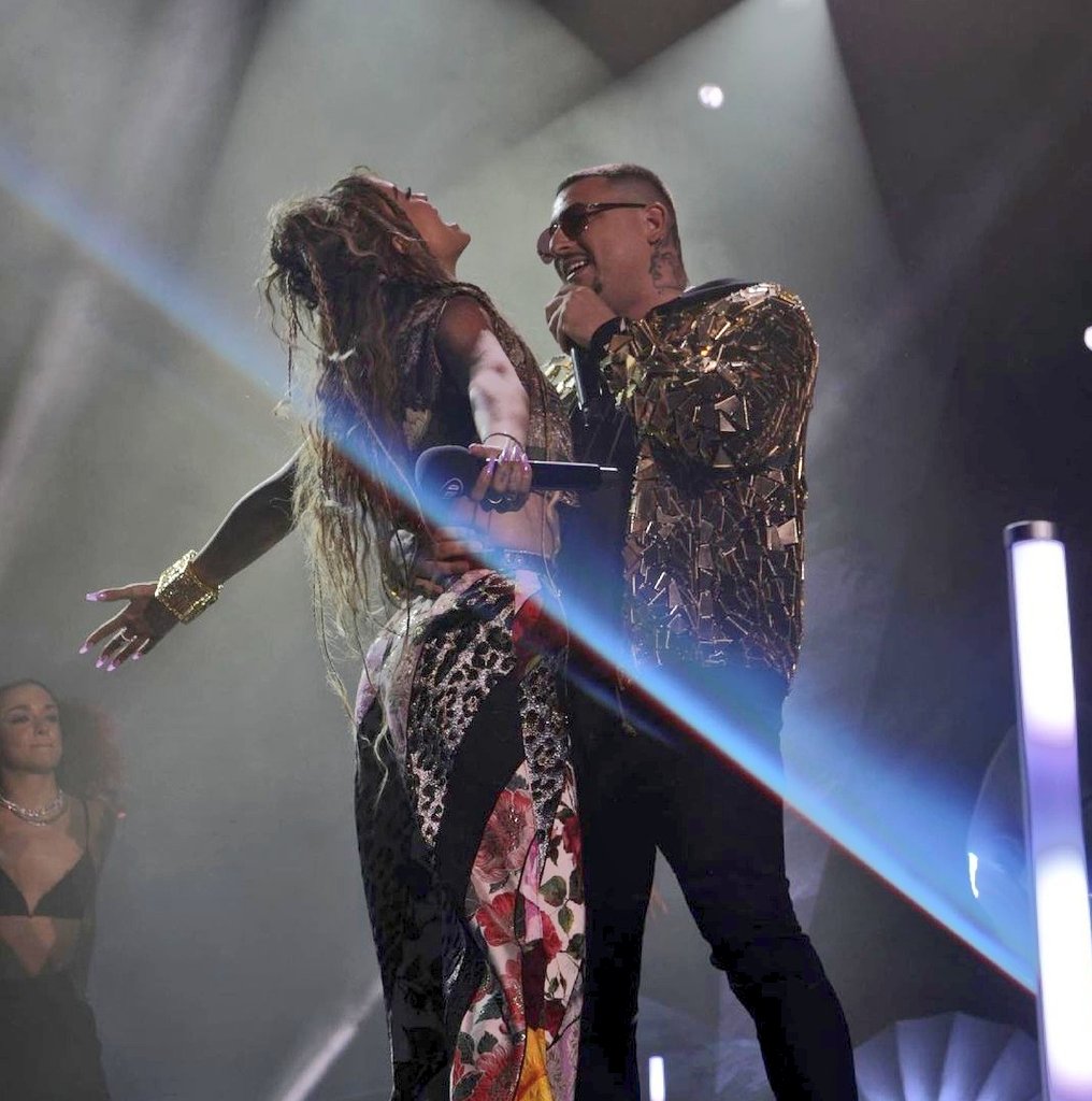 foureira_greece's tweet photo. @foureira_eleni  &amp; #MadClip #MPOREI ! @madVMA https://t.co/4Wm9zM2eLz