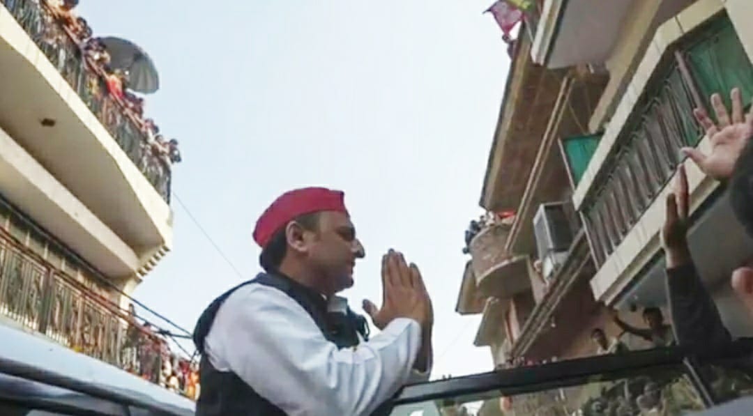उक़ाबी रूह जब बेदार होती है जवानों में,
नज़र आती है उन को अपनी मंज़िल आसमानों में।

<a href="/yadavakhilesh/">Akhilesh Yadav</a> 
<a href="/aashishsy/">Aashish Yadav</a>