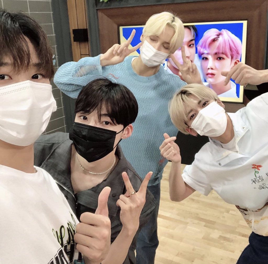 chbgyuu's tweet photo. AK SEBAGAI MOADEOBI SJSJSJJSJ NANGISS https://t.co/2QlK3THhR4