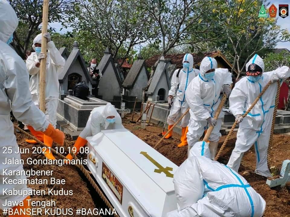 ansorcybermedia's tweet photo. Banser Kudus, siang dan malam... 

Pemakaman jenazah dalam APD protokol kesehatan pandemi covid-19. 

#banser
#ansor
#COVID19 
#kudus https://t.co/3S1aH4mMVb