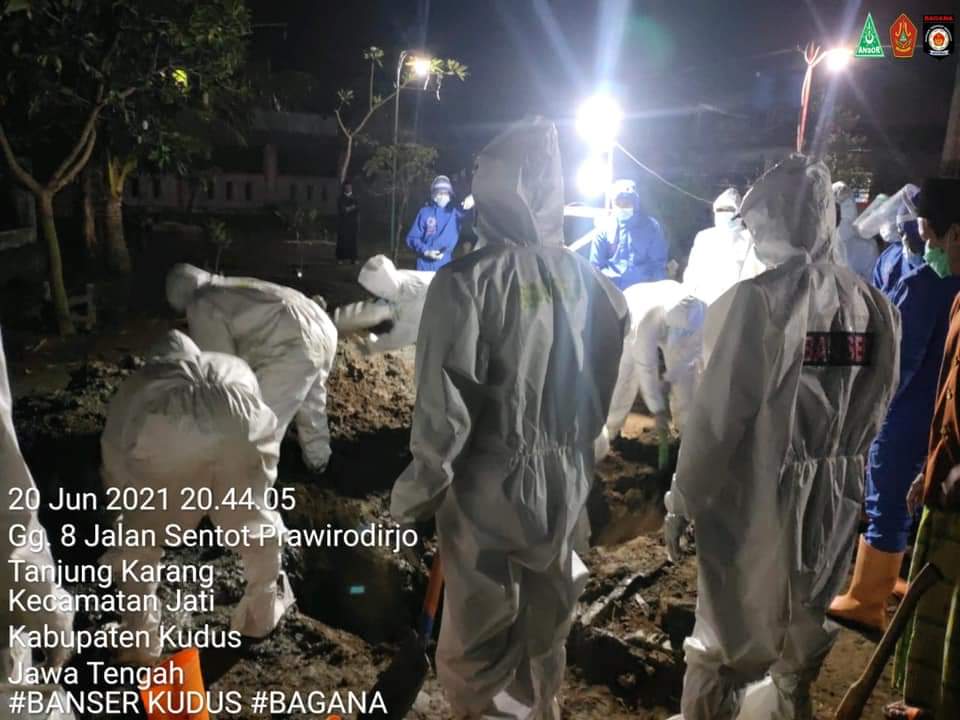 ansorcybermedia's tweet photo. Banser Kudus, siang dan malam... 

Pemakaman jenazah dalam APD protokol kesehatan pandemi covid-19. 

#banser
#ansor
#COVID19 
#kudus https://t.co/3S1aH4mMVb