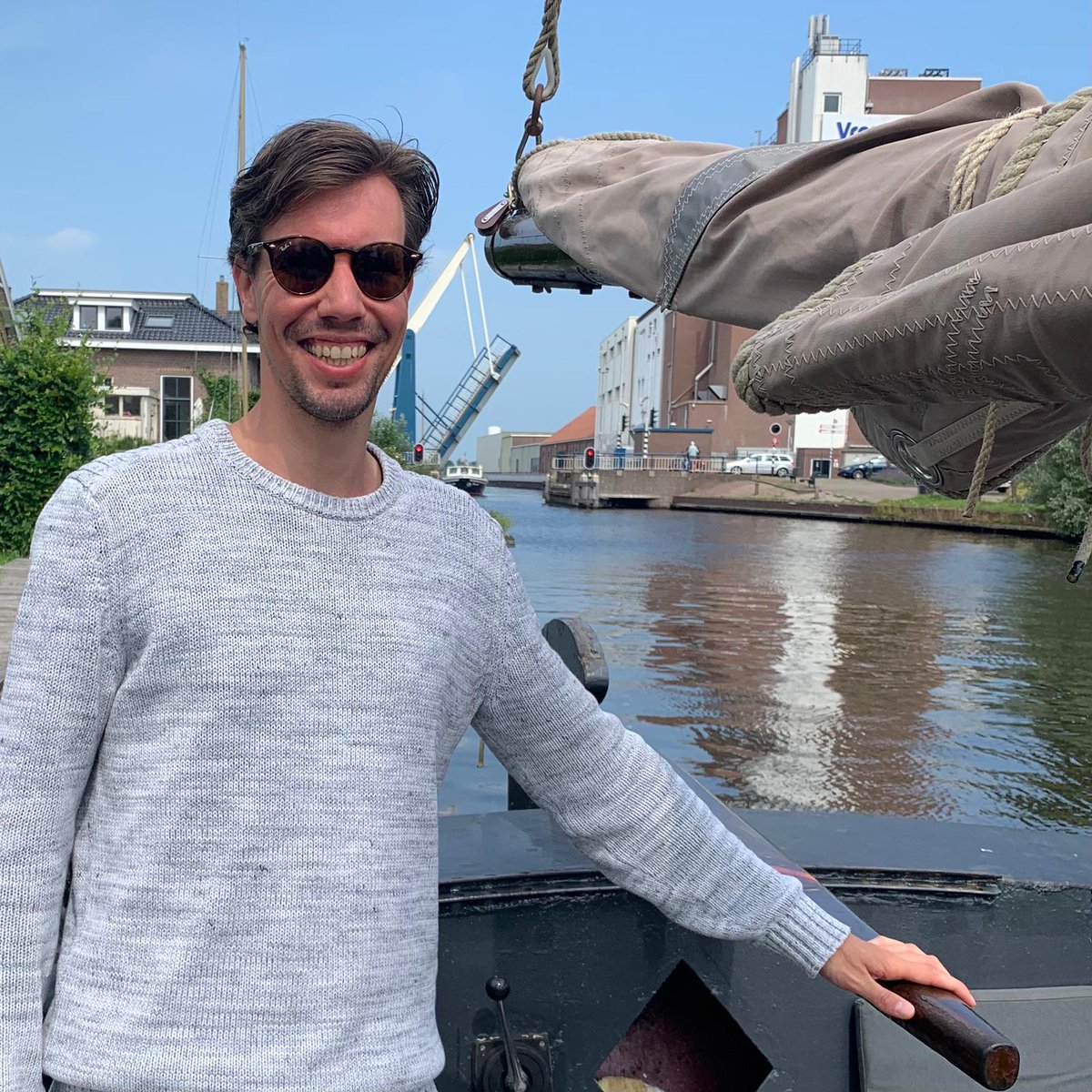 HET IS WEER ZONDAG. We zetten Leander Lignac vol in de zon Want vanaf volgende week gaat hij ergens anders in de duurzaamheid aan de slag. We wensen hem ontzettend veel succes, energie en blonde biertjes op vrijdag. 

hallostroom.nl/hallo-team-hal…