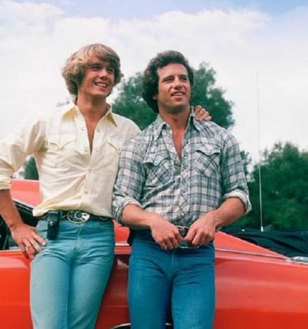 Bat_Drunk's tweet photo. Shut up, Waylon Jennings. Here's a voiceover for you: “About that time the Duke boys went to jail for bootlegging!” Guitar twang. #batdrunk #Batman https://t.co/3vK1i7AiTI