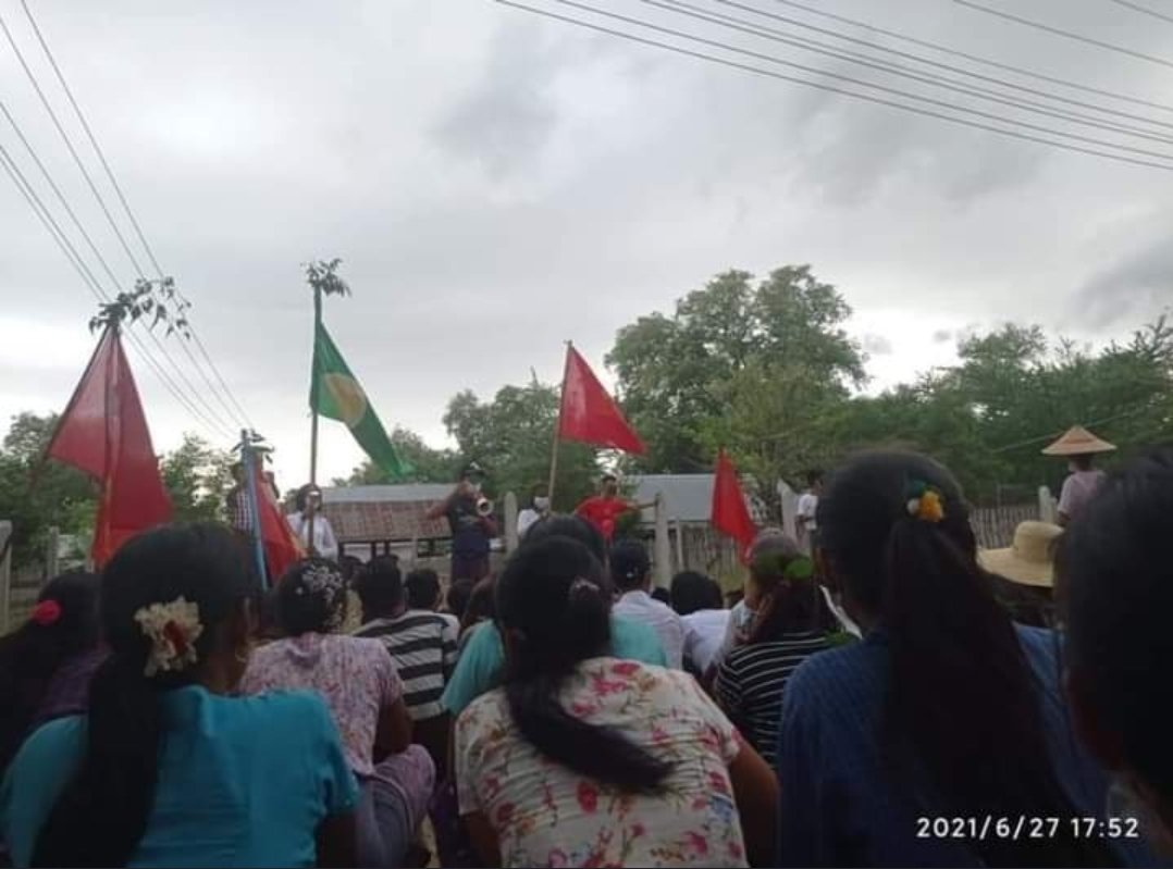 KaungKhantHto10's tweet photo. In Myaing Township, Basic Education General Strike Committee and People in Northern Zone joined to overthrow the military dictatorship in this evening, June 27.
#WhatsHappeningInMyanmar #June27Coup 
#RecognizeNUG https://t.co/f1x51ISuVw