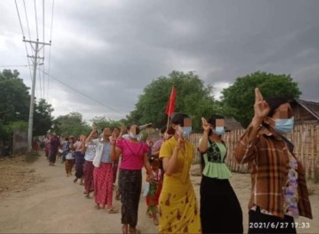 KaungKhantHto10's tweet photo. In Myaing Township, Basic Education General Strike Committee and People in Northern Zone joined to overthrow the military dictatorship in this evening, June 27.
#WhatsHappeningInMyanmar #June27Coup 
#RecognizeNUG https://t.co/f1x51ISuVw