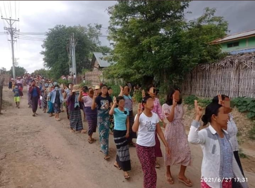 KaungKhantHto10's tweet photo. In Myaing Township, Basic Education General Strike Committee and People in Northern Zone joined to overthrow the military dictatorship in this evening, June 27.
#WhatsHappeningInMyanmar #June27Coup 
#RecognizeNUG https://t.co/f1x51ISuVw