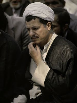 mi_li1an251l5's tweet photo. در١۶ دی ١٣۶٠ زمانیکه جوان ها در
جبهه پرپر می‌شدن هاشمی در خاطراتش مینویسه:
محسن آماده برگشتن به بلژیک برای تحصیل است. من و عفت نگران امنیت او هستیم. 
اخیرا دو دانشجو را منافقین شهید کردن.
به او گفتم اگر احساس خطرکرد
به کشور دیگری منتقل شود😐
#اعتصابات_سراسری
#نه_به_جمهوری_اسلامی https://t.co/tALjcFbK7R