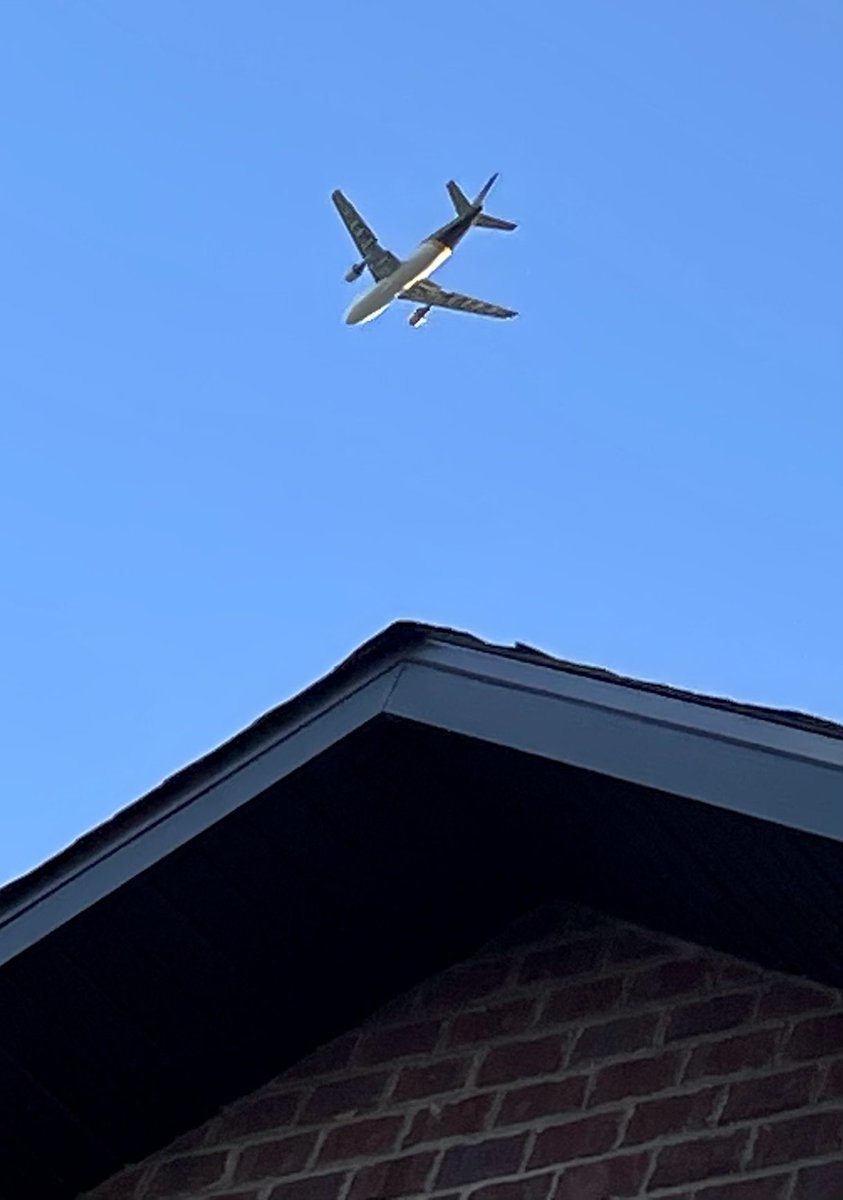 PrinGarrett's tweet photo. Any idea why airplanes are flying so low on takeoffs and landings the last few weeks? Did flight patterns change? @TeaStormChaser https://t.co/7KRCQO4Mld