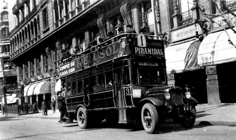 BsAs_recuerdo's tweet photo. Un ómnibus con imperial circula en 1926 por la avenida de Mayo entre Luís Sáenz Peña y San José. https://t.co/U8YuegBMmo