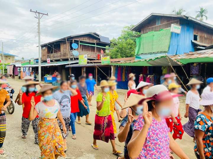 Local people of Tamakhan in Hpakant Township marched by holding banners of our leader Daw Aung San Suu Kyi's photo and protested against the military dictatorship today.

#RecognizeNUG 
#June27Coup
#WhatsHappeningInMyanmar