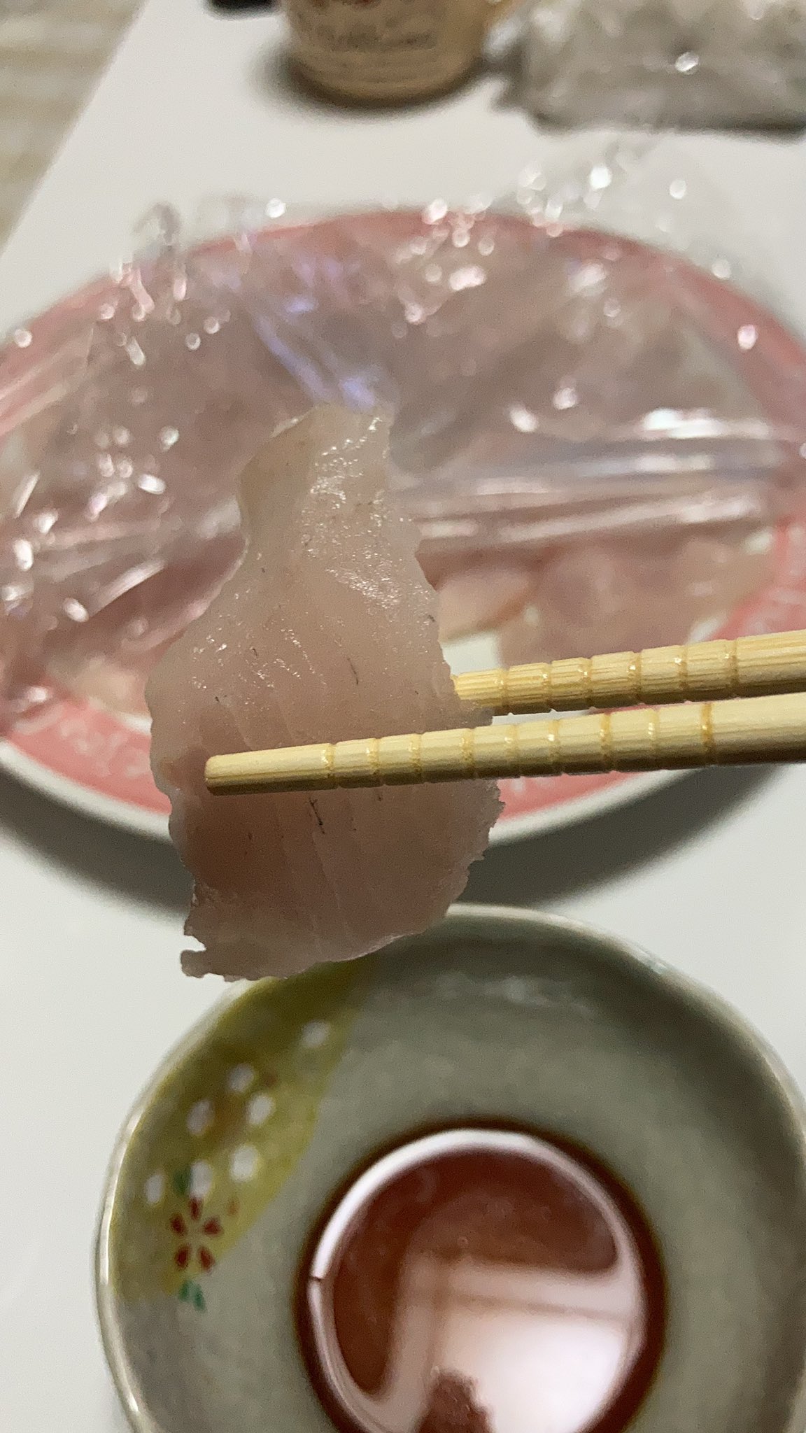 まり 寄生虫だらけで危険と言われてるアブラコの刺身 でもこの刺身 はマジで旨い 一切れ醤油にくぐしただけでこんだけ脂が浮く 白身の刺身の中で一番好きかも まあアニサキスにはもう当たらんべ 笑 T Co Iuubk6npon Twitter