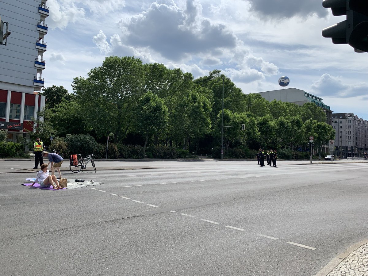 Lisette1701's tweet photo. Herrlich, auf der #LeipzigerStr. zu picknicken. https://t.co/XHTEVDODqW