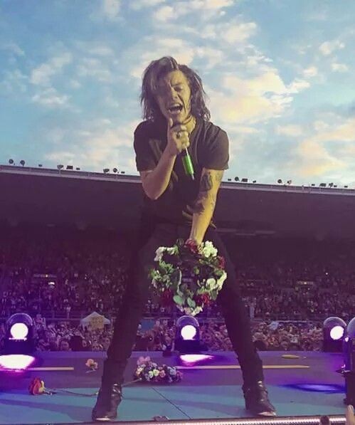 6 anni fa Harry si esibiva a Helsinki durante on the road again. Just how fast the night changes. 
#HarryStyles #onedirection #Helsinki https://t.co/ZobmPhj0Fx