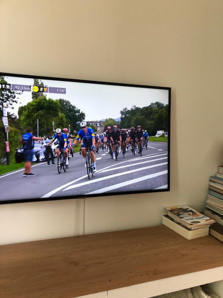 deschrijvendev1's tweet photo. Hét peloton precies op de plek waar een groot deel van ‘De Muur van Bretagne’ 📖 zich afspeelt #feestderherkenning #TDF2021 @NOSwielrennen @gertvanthof_ @maduc https://t.co/6O7fbuEuA0