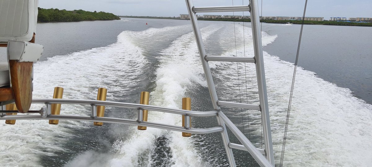 JasonChennault's tweet photo. Out on the water for Olivia's 6th birthday. Been a great weekend shopping, baking, cruising #buddydavis So blessed to spend time with family while trying to overcome free agent status #saltlife https://t.co/qzmmZ6LxRe