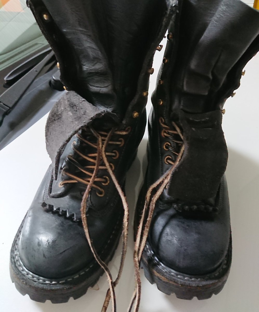 arohanaharaguro's tweet photo. 見た目、シューレースは革の方が好みなんだけど滑りづらい。
付属のナイロンレースはちょっちね。
なので今度パラコに代えてみよう。
#whites
#smokejumper
#lot600 https://t.co/46Kc774rP3