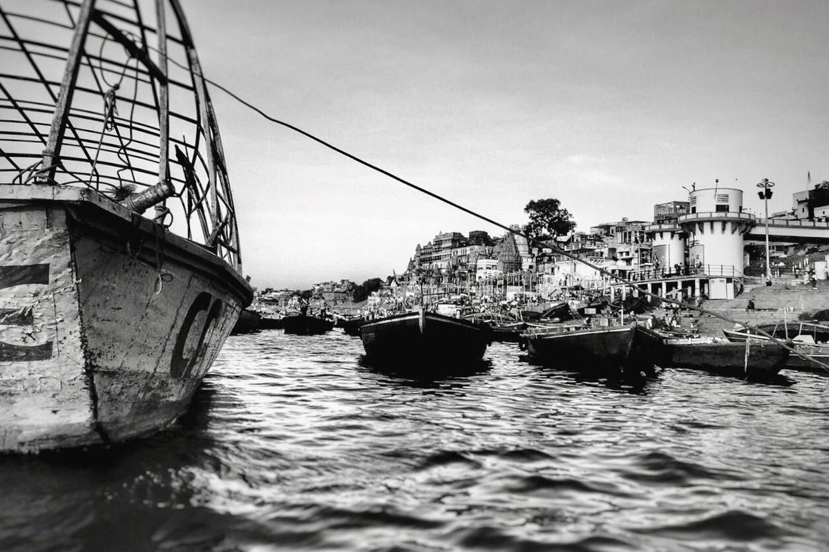 ithstays's tweet photo. There’s no experience like being on a boat in the middle of the #Ganges, whilst the euphony of water splashes from rowing boats, chirping birds flying-by and ringing temple bells at a distance fills the air. That’s #Varanasi 💛

#Travel #Hostel https://t.co/ycptjEb9ot